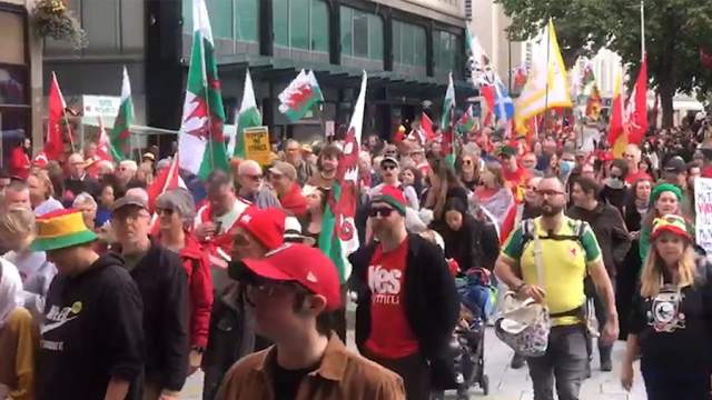 Фото - Тысячи жителей Кардиффа вышли на акцию за независимость Уэльса